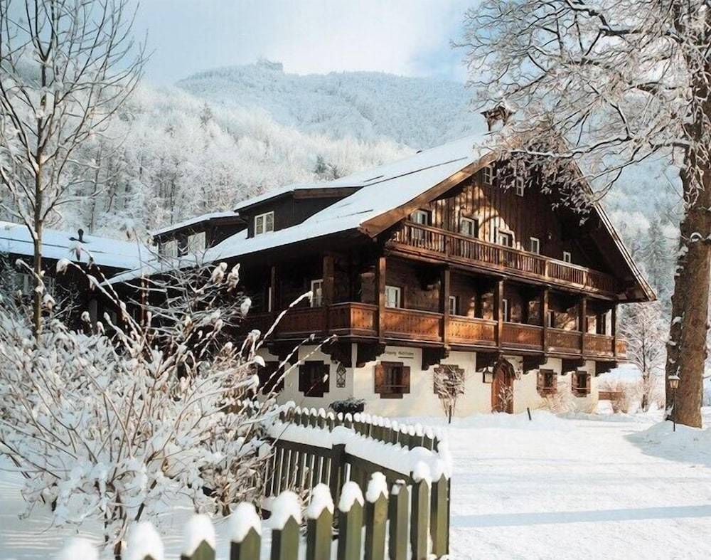 Romantik Hotel Die Gersberg Alm mit Panoramablick auf Salzburg und Outdoor Pool ab Mai 1