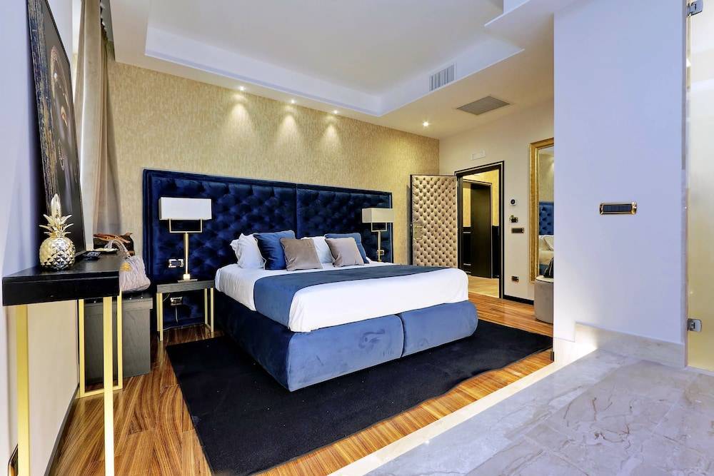 Spanish Diamond Luxury Suites & Jacuzzi 1