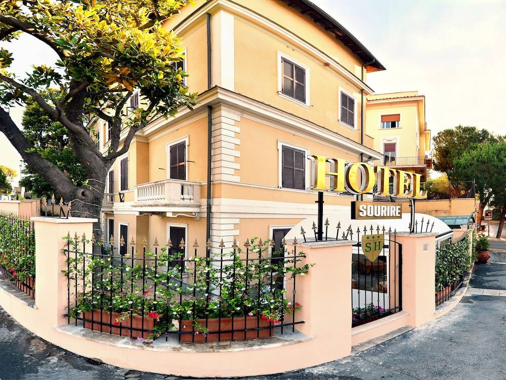 Sourire Hotel 1
