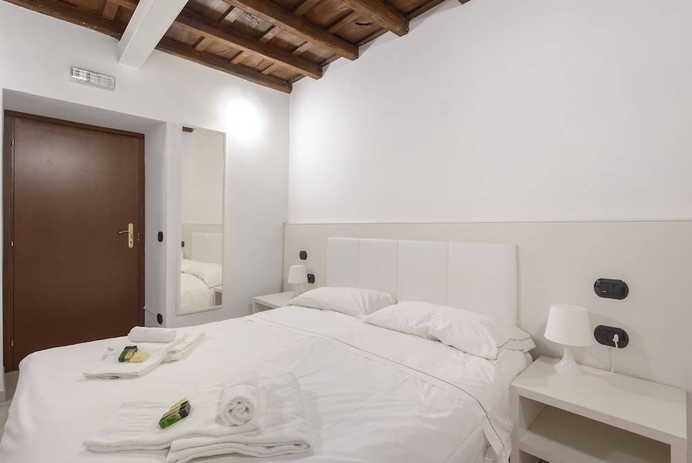 Flowers Apartments Rome City Center 1