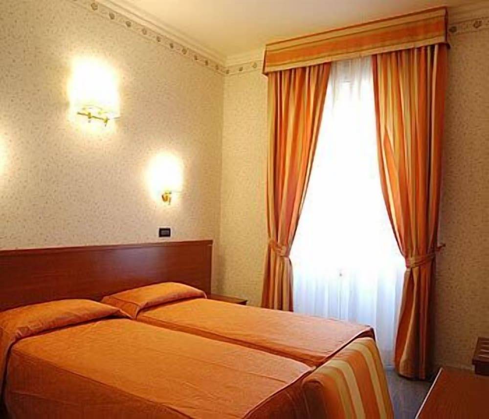Hotel Dina 2