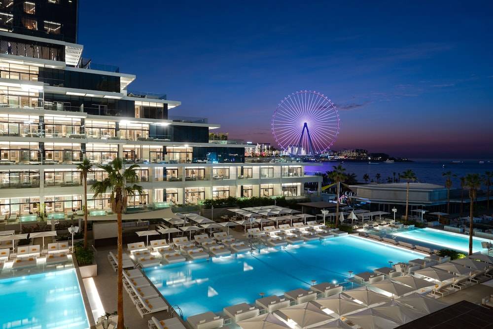 FIVE LUXE 1