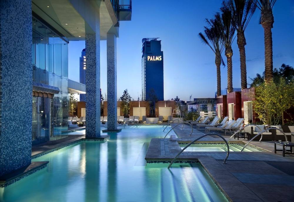 Private Luxury Panoramic Suite at Palms Place 1