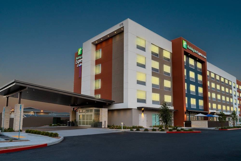 Holiday Inn Express & Suites LAS VEGAS - E TROPICANA by IHG 1
