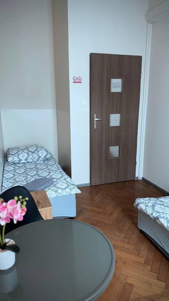 FiveHostel 2