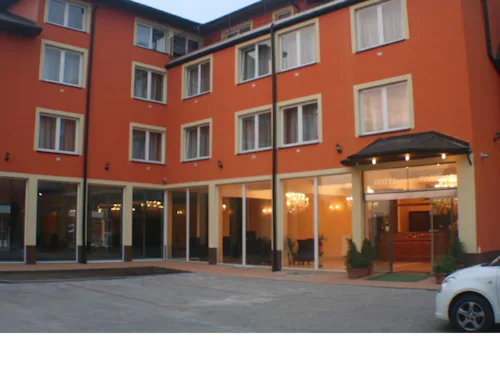 Hotel Daisy Budget 1