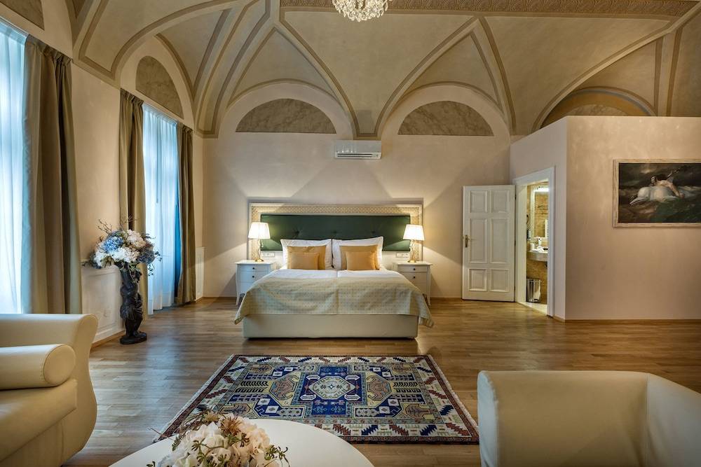 Little King Hotel U Malvaze 1