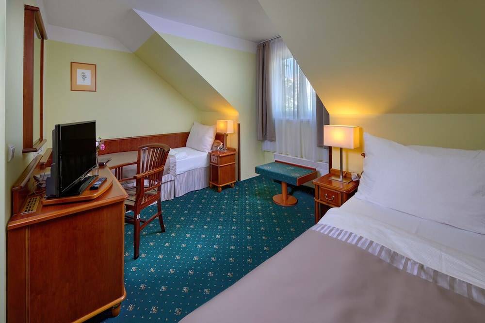 Hotel Selsky Dvur - Bohemian Village Courtyard 1