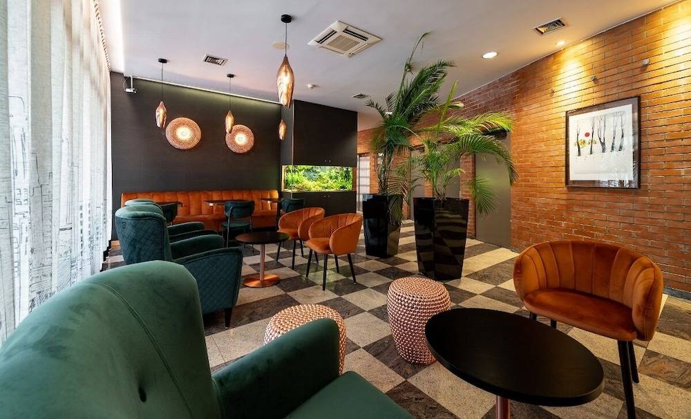 Expo Hotel 1