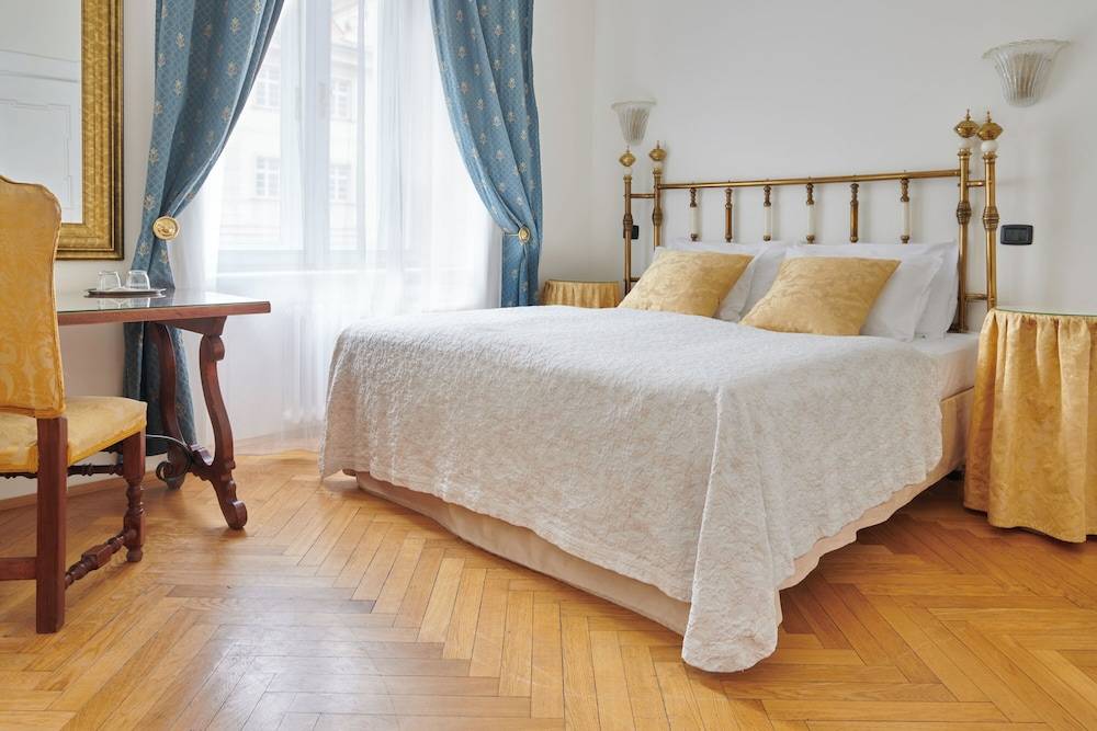 Charles Bridge Palace 1