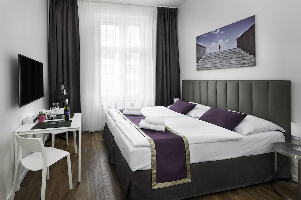 Elizabeth Suites 1