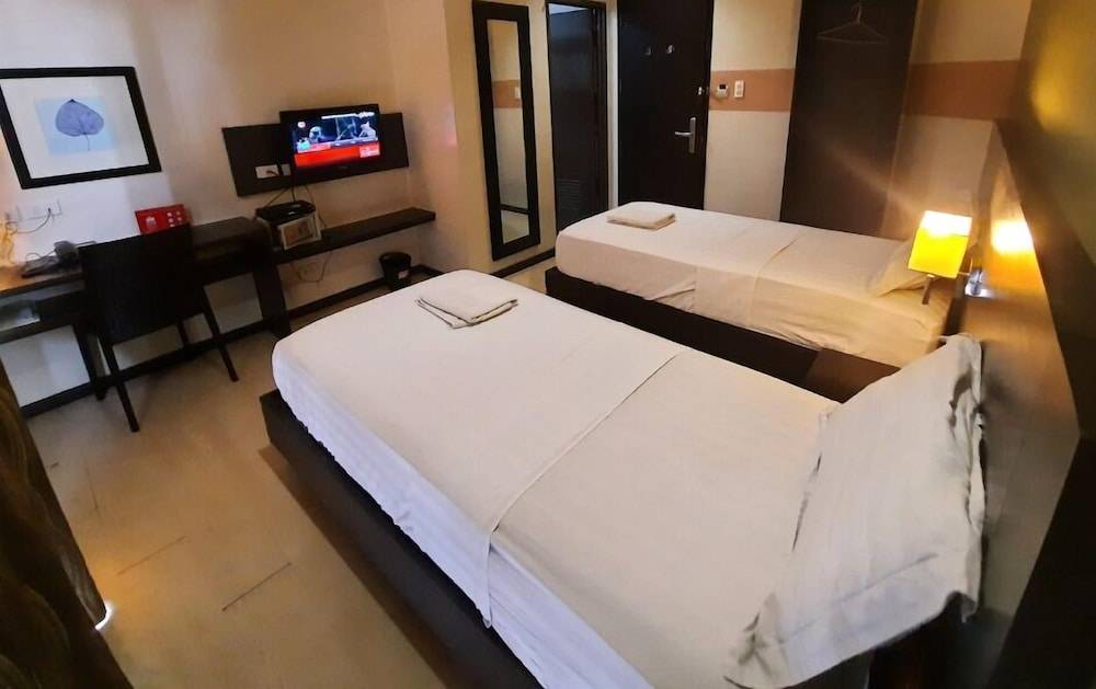 Lorenzzo Suites Hotel Makati 2