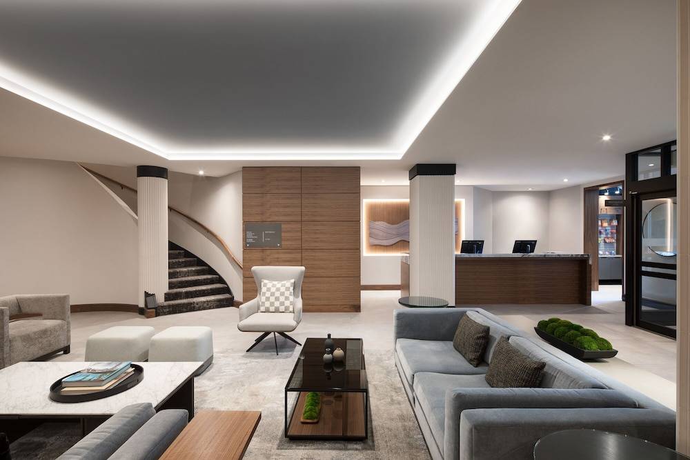AC Hotel by Marriott Old Montreal 2