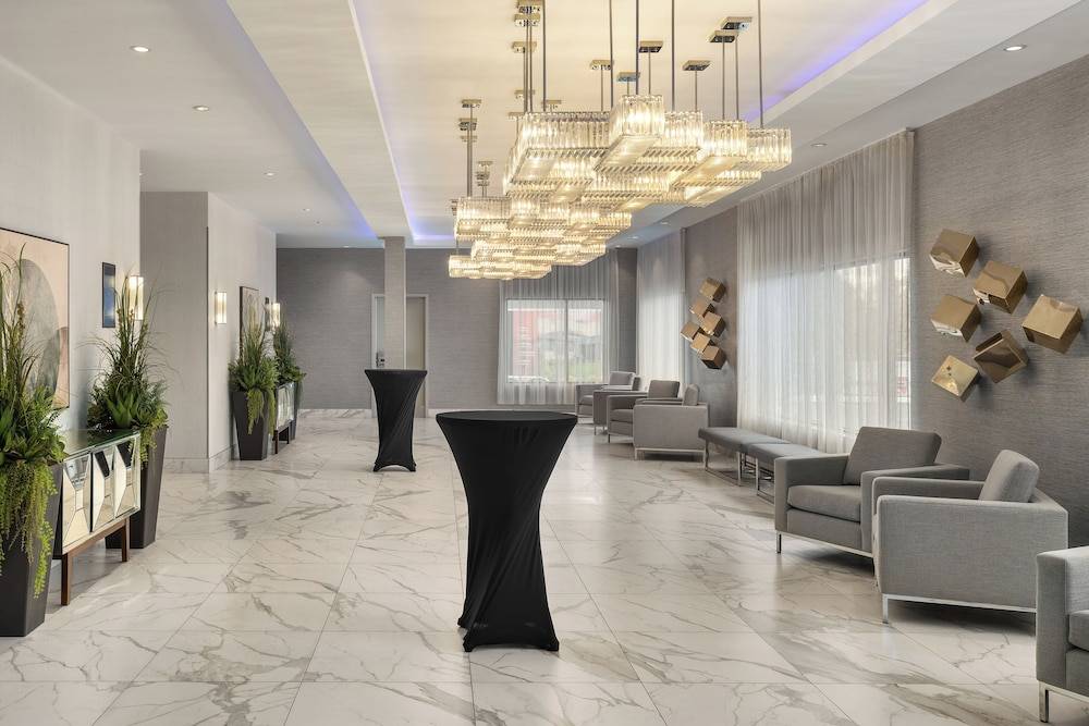 Hampton Inn & Suites by Hilton Montreal-Dorval 2