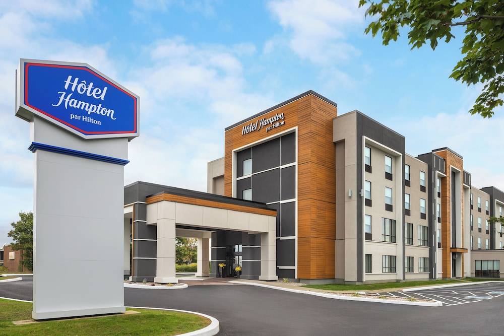 Hampton Inn & Suites by Hilton Montreal-Dorval 1