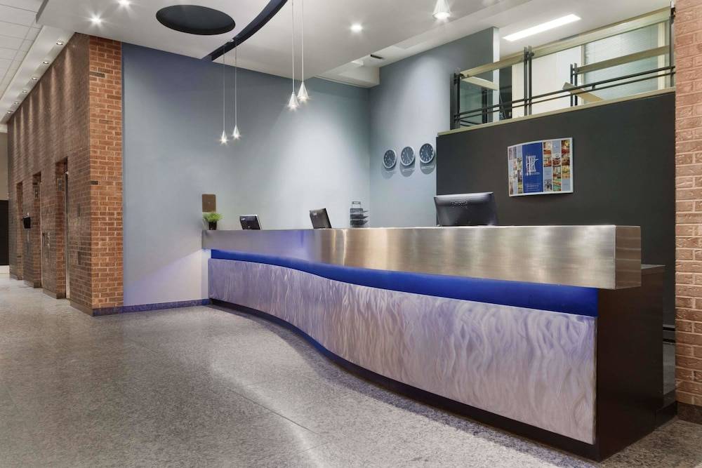 Travelodge by Wyndham Montreal Centre 2