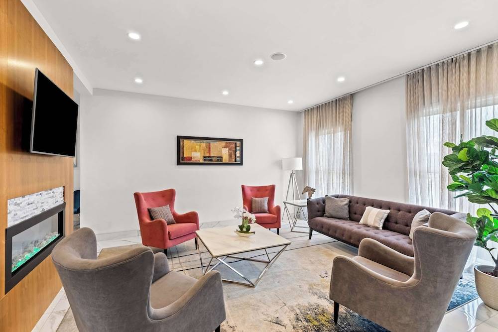 Best Western Plus Montreal East 2