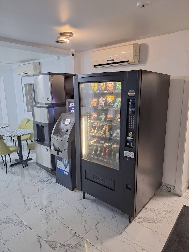 Super 8 by Wyndham Montreal 2