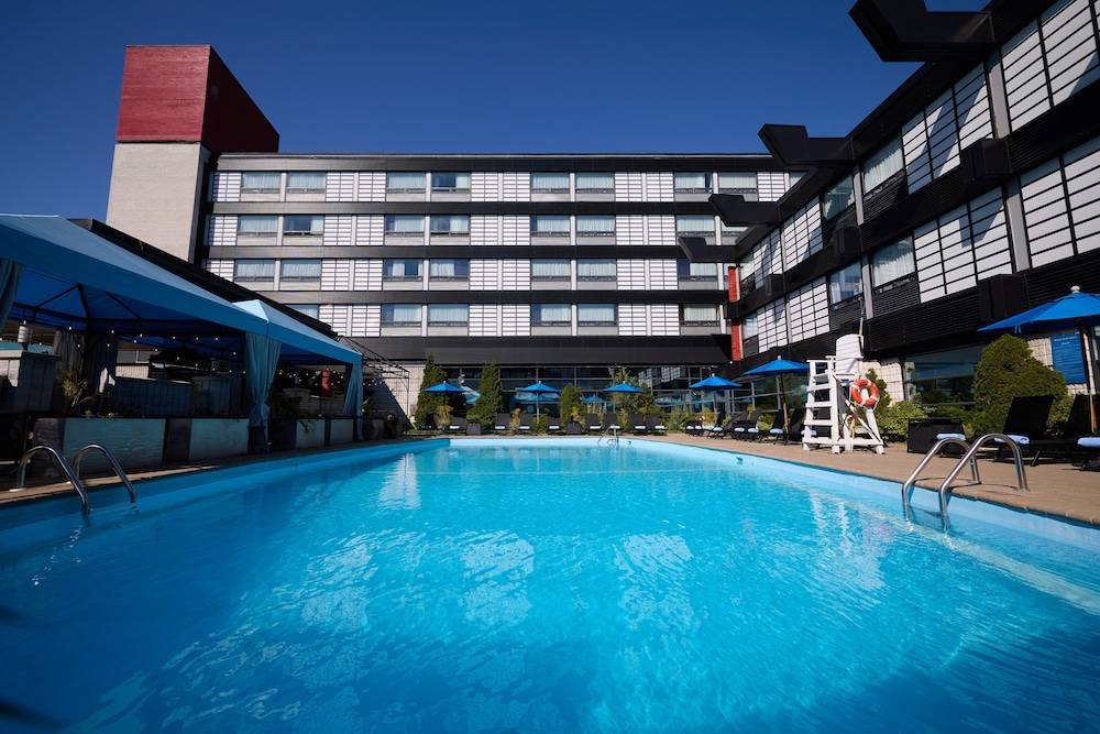 Hotel Ruby Foo's 1