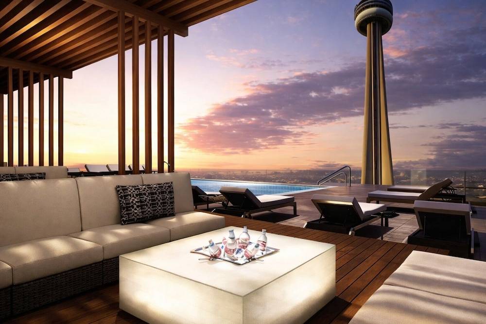 Metropolis Loft - CN Tower 1