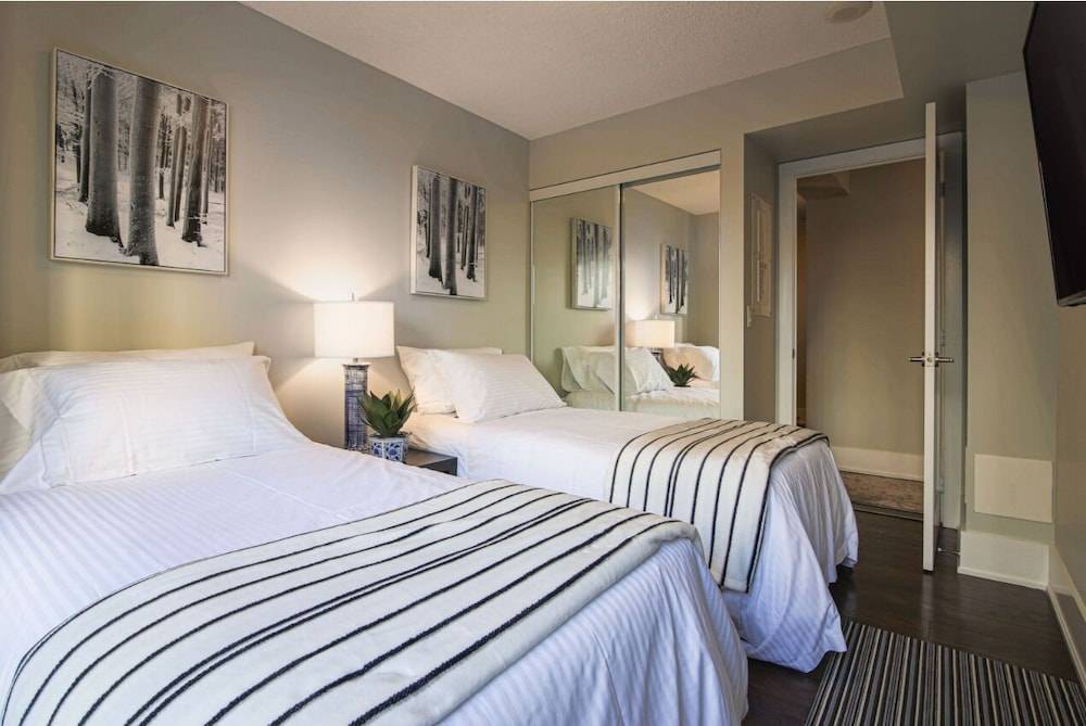 Metropolis Loft - CN Tower 2
