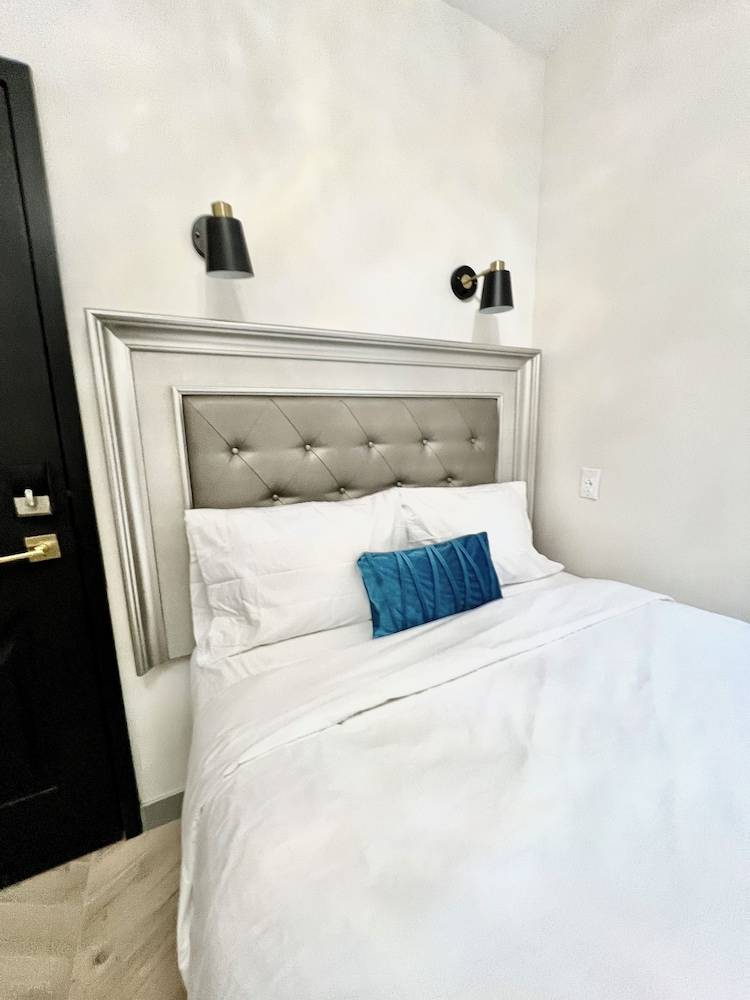 Toronto Rooms and Suites 1