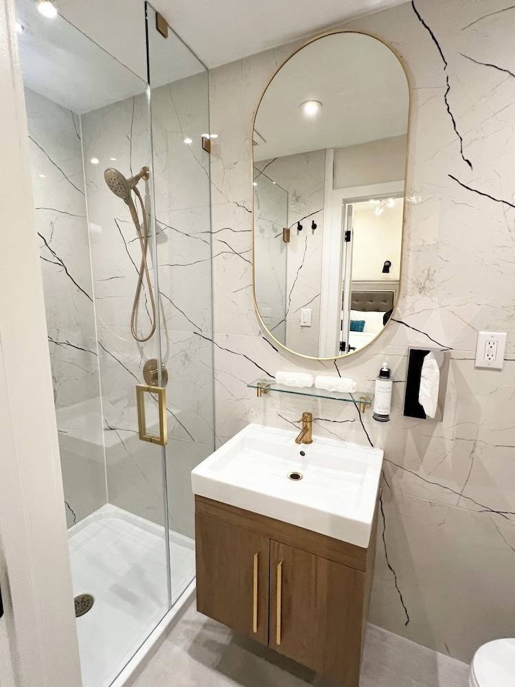 Toronto Rooms and Suites 2