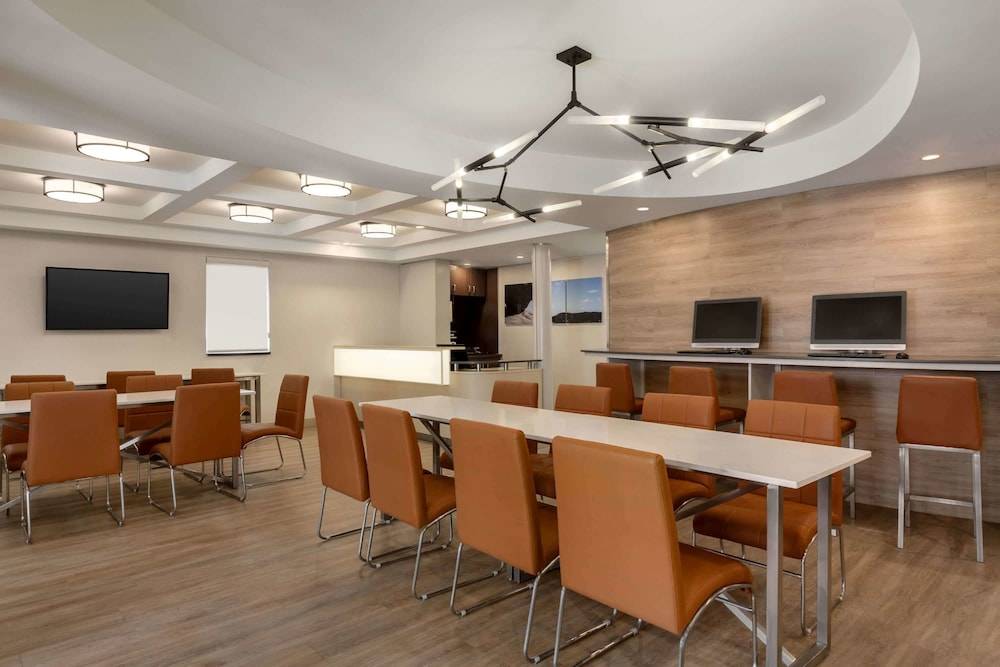Days Inn by Wyndham Toronto West Mississauga 1