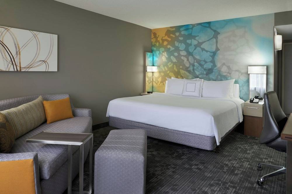 Courtyard by Marriott Toronto Airport 1