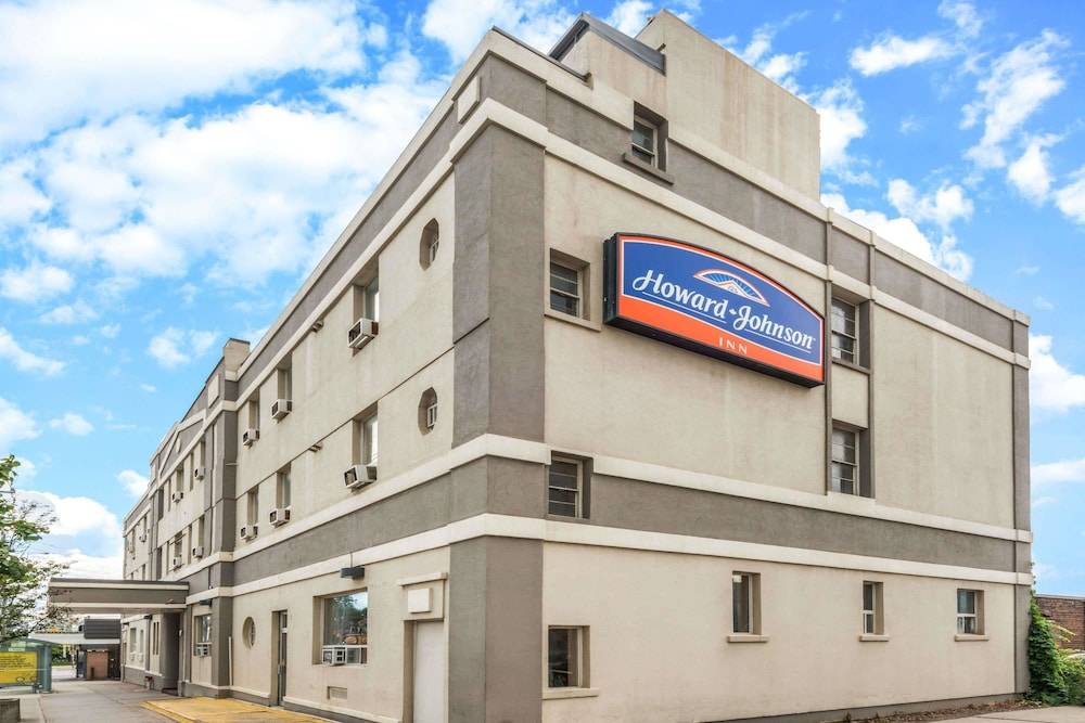 Howard Johnson by Wyndham Toronto Downtown West 1