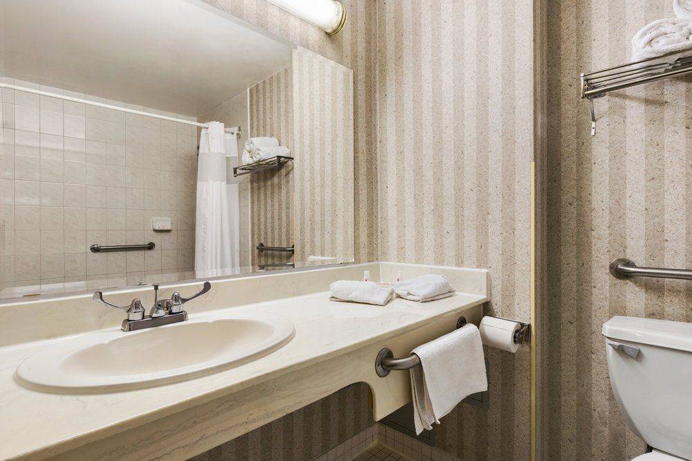 DAYS INN TORONTO EAST LAKEVIEW 2