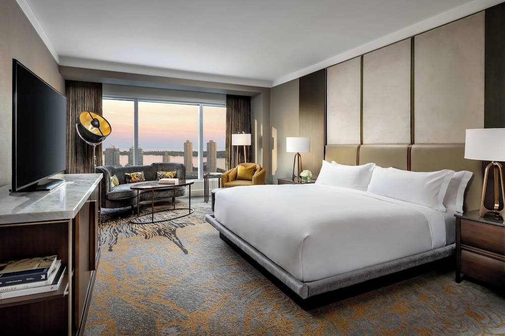 The Ritz-Carlton, Toronto 1