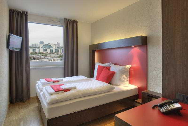 MEININGER Hotel Berlin Hauptbahnhof 2
