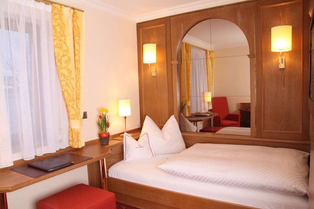 Hotel am Schlosspark Zum Kurfürst 2
