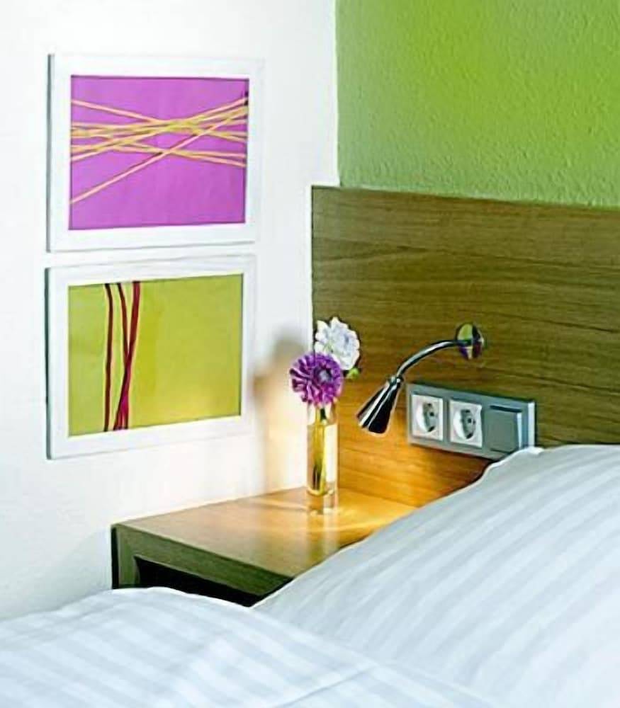 Business & Budget Hotel Tessin 2