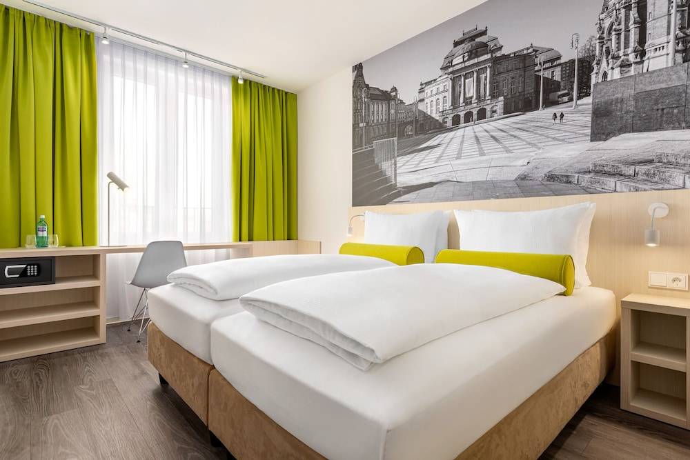 Super 8 by Wyndham Munich City North 1