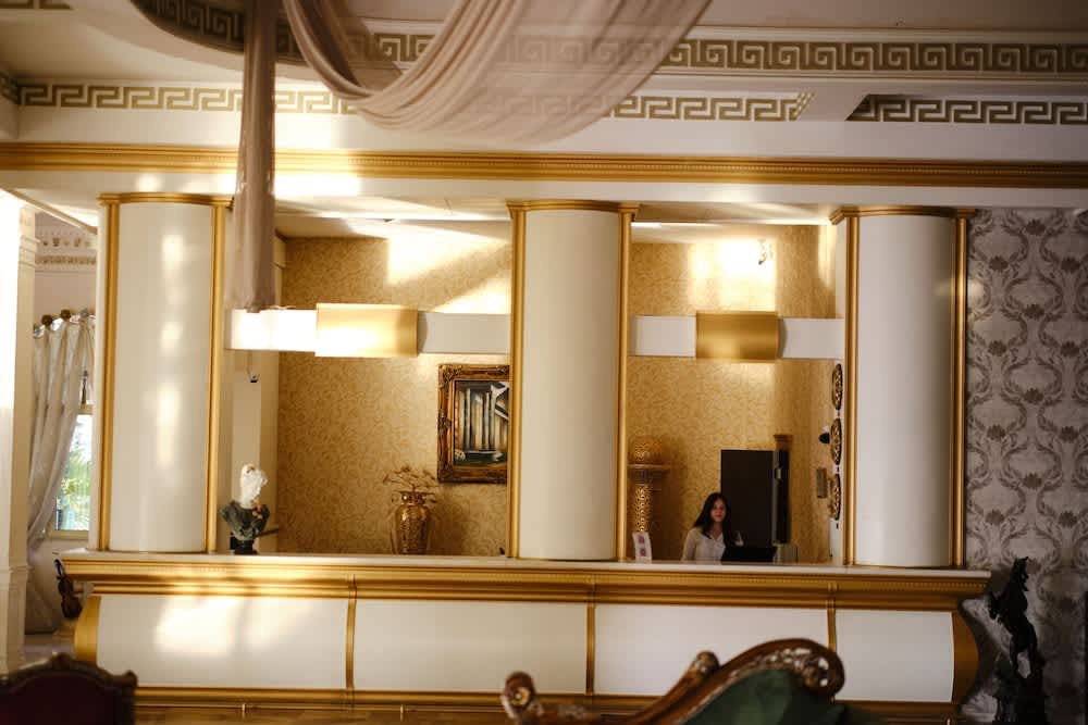 LAUR HOTELS Experience & Elegance 2