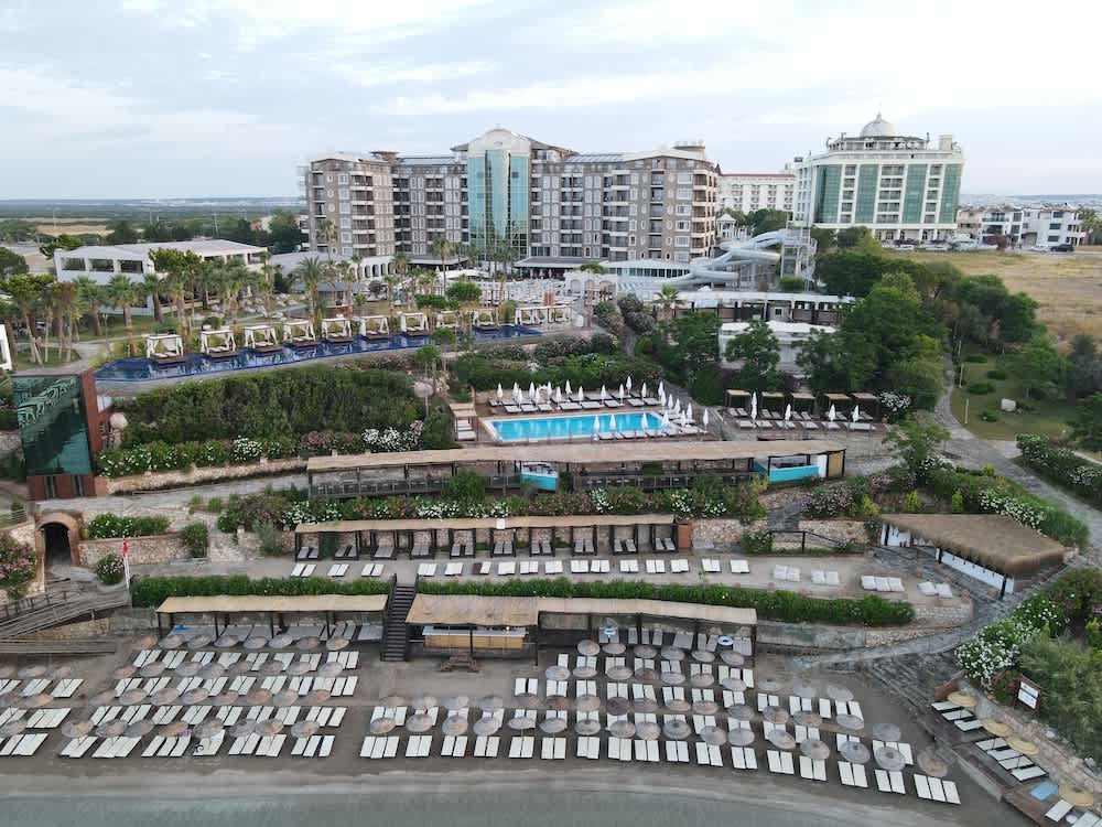 LAUR HOTELS Experience & Elegance 1