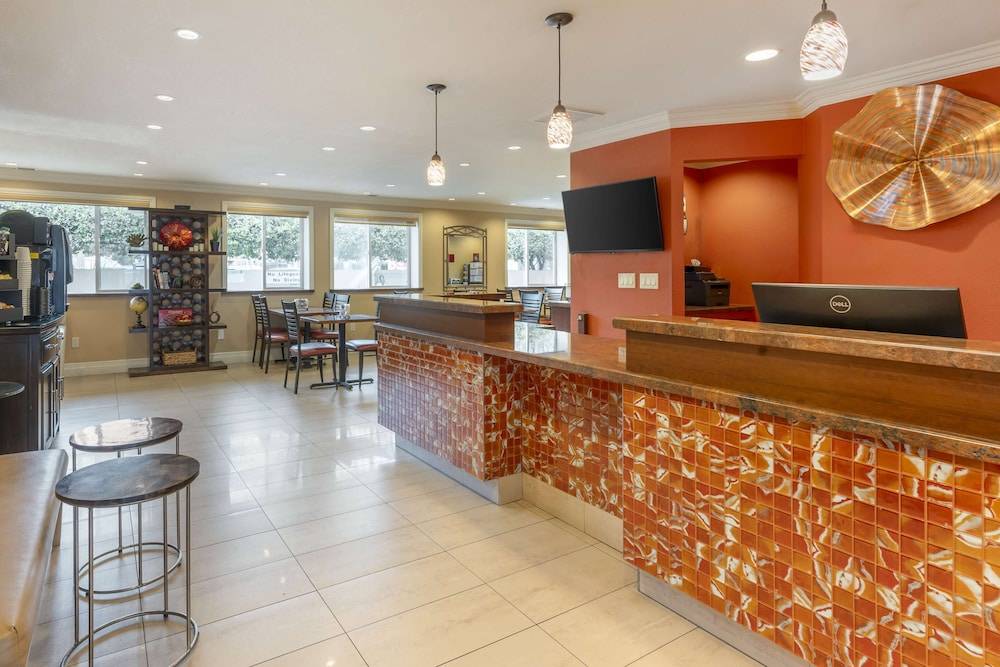 Best Western Plus Airport Plaza 2