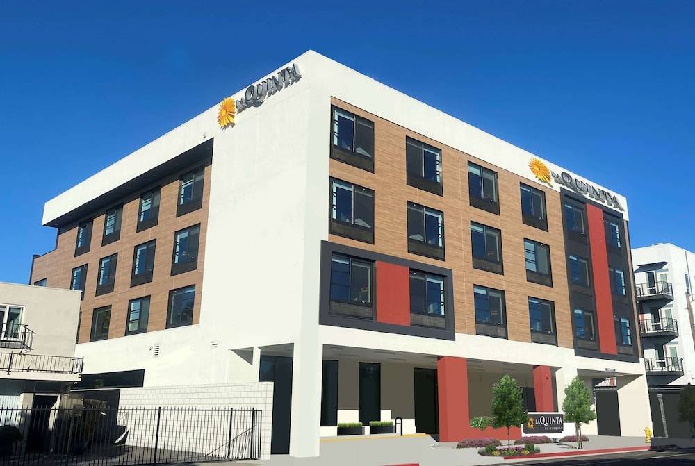 La Quinta Inn & Suites by Wyndham San Jose Airport-Downtown 1