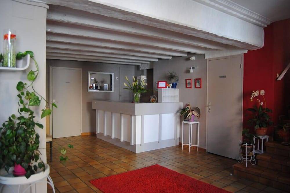 Logis Hôtel Castel de Mirambel 2