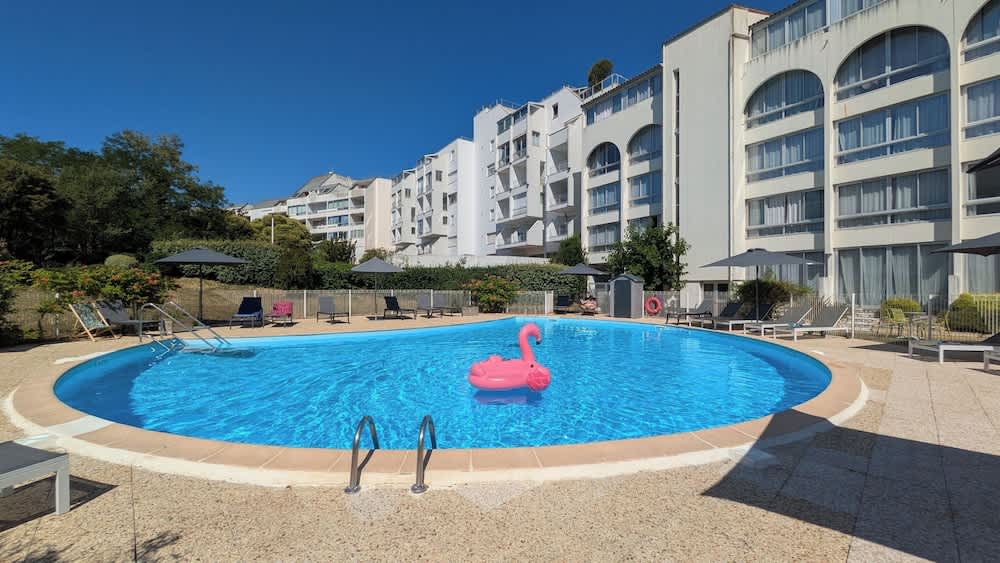 Résidence avec Piscine face au port 200m plage 1
