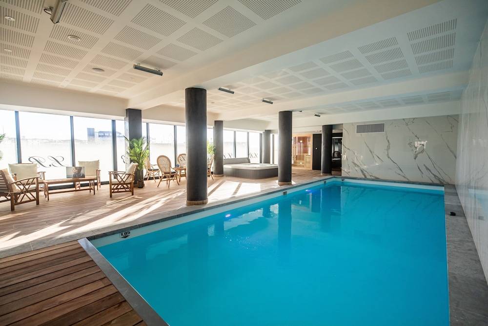 Le Barracuda & Spa, pieds dans l'eau, vue mer, espace bien-être offert 1