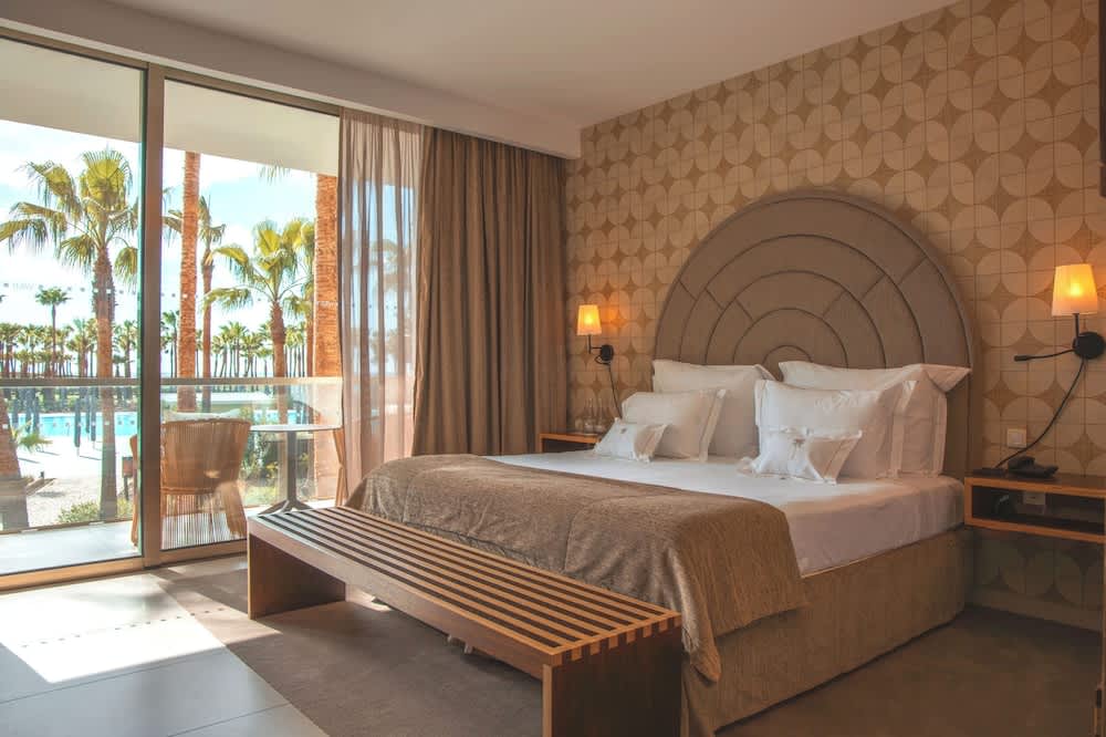 Wine & Books by the Sea, Algarve Resort 1