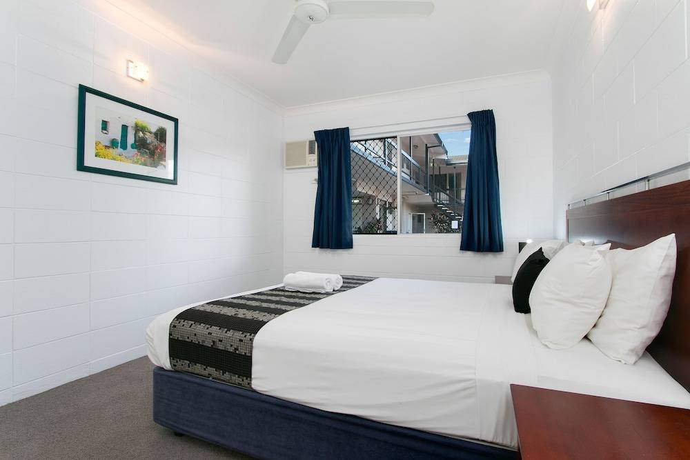 Cairns City Palms 2