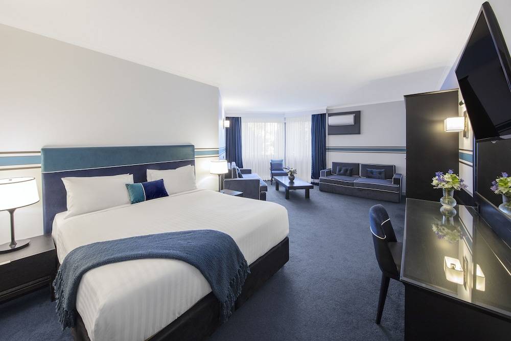 Ramada by Wyndham Diplomat Canberra 1