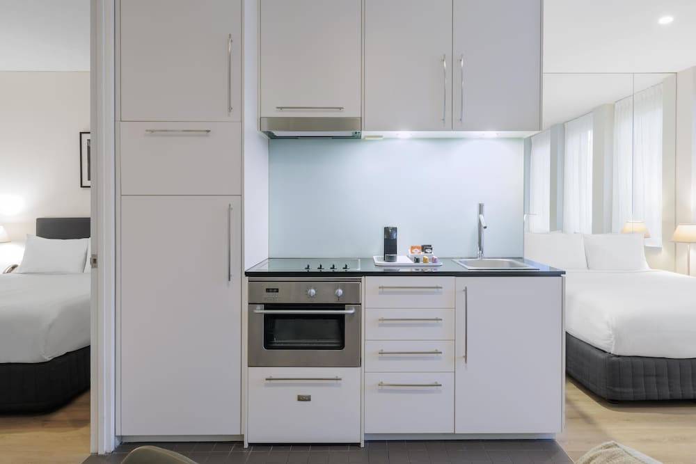 Oaks Melbourne on Collins Suites 1