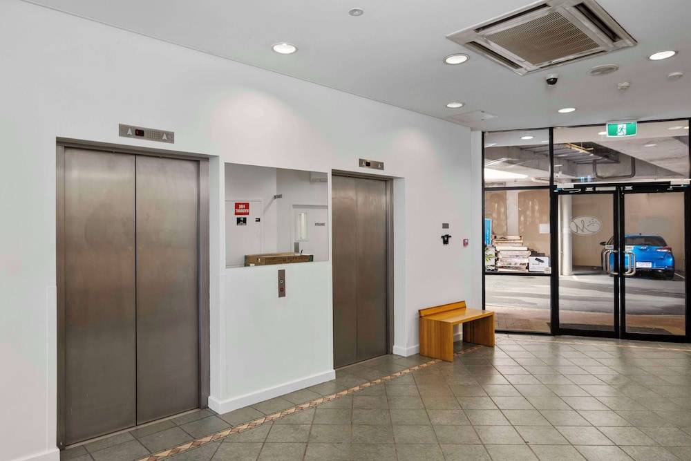 Metro Hotel Perth City 2