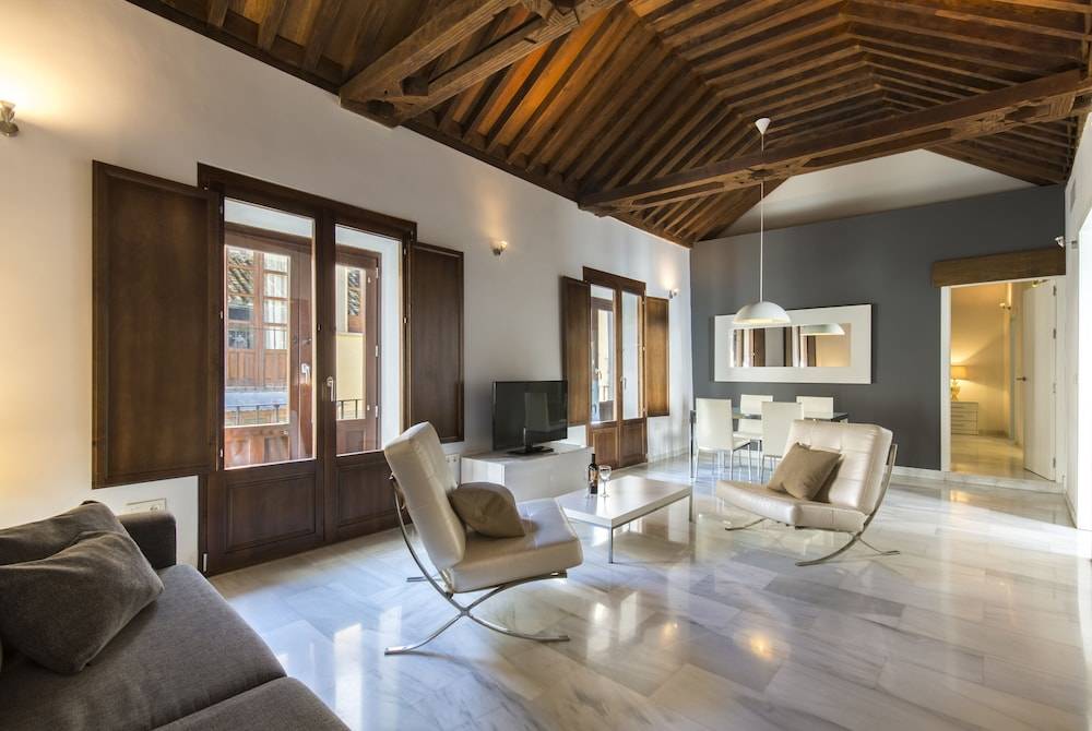 tuGuest Elvira Suites 1