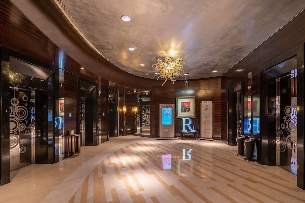 Renaissance Shanghai Yu Garden Hotel on the Bund by Nanjing Road 2